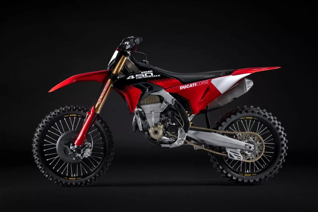 ducati lâche enfin sa cross la plus radicale la desmo450 mx factory plus légère, full akrapovic et prête à gagner tous les départs en grille en 2026 20