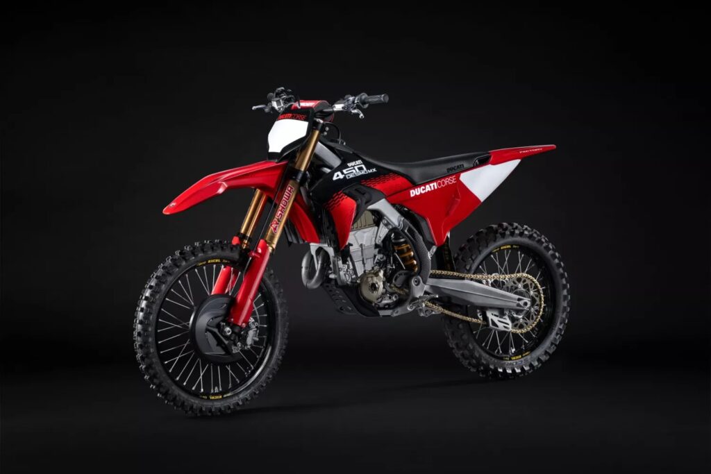 ducati lâche enfin sa cross la plus radicale la desmo450 mx factory plus légère, full akrapovic et prête à gagner tous les départs en grille en 2026 21