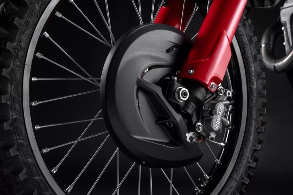 ducati lâche enfin sa cross la plus radicale la desmo450 mx factory plus légère, full akrapovic et prête à gagner tous les départs en grille en 2026 23