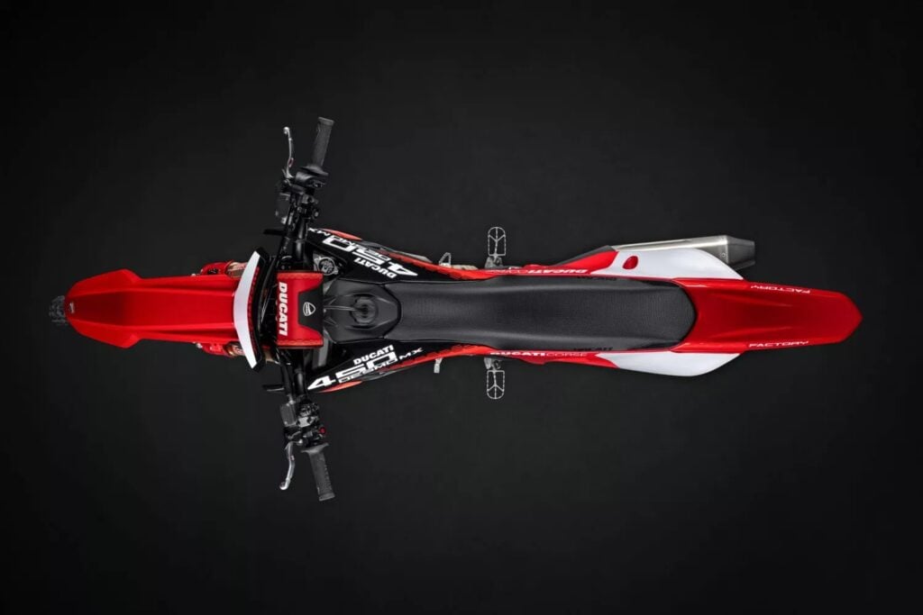 ducati lâche enfin sa cross la plus radicale la desmo450 mx factory plus légère, full akrapovic et prête à gagner tous les départs en grille en 2026 24