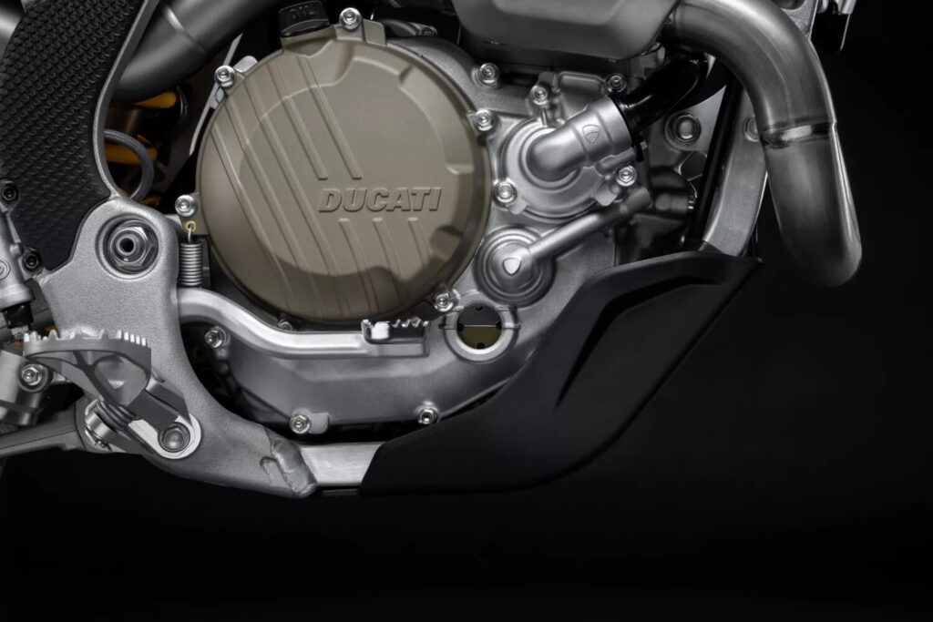 ducati lâche enfin sa cross la plus radicale la desmo450 mx factory plus légère, full akrapovic et prête à gagner tous les départs en grille en 2026 25