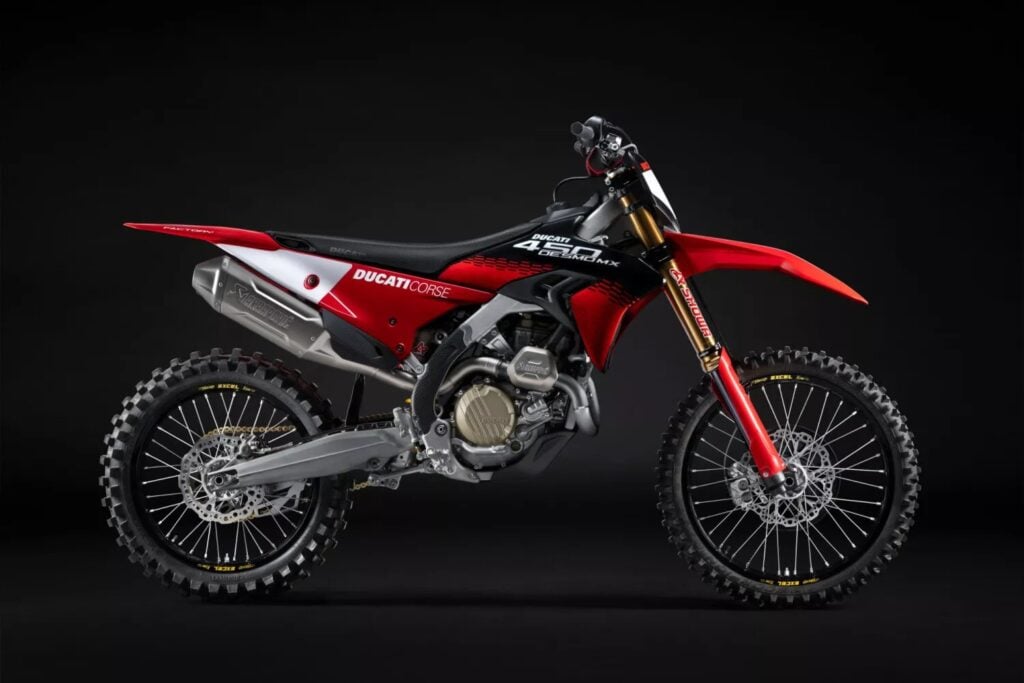ducati lâche enfin sa cross la plus radicale la desmo450 mx factory plus légère, full akrapovic et prête à gagner tous les départs en grille en 2026 26