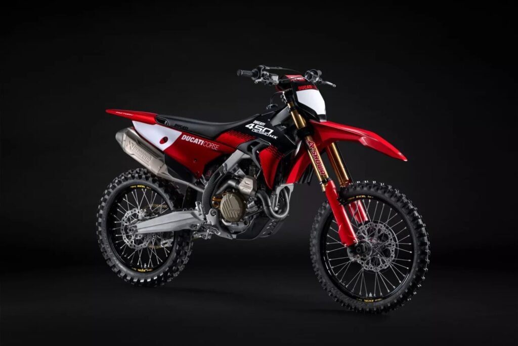 ducati lâche enfin sa cross la plus radicale la desmo450 mx factory plus légère, full akrapovic et prête à gagner tous les départs en grille en 2026 27