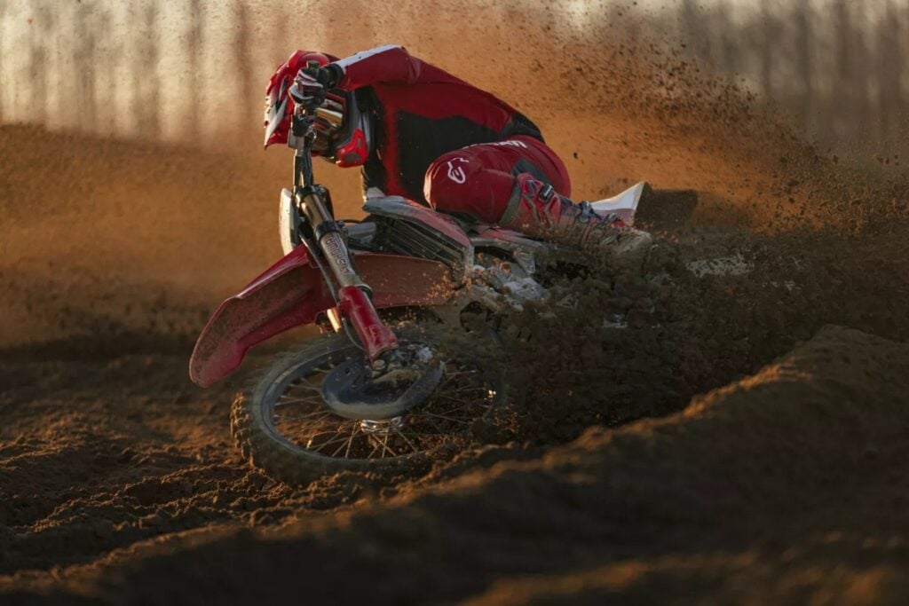 ducati lâche enfin sa cross la plus radicale la desmo450 mx factory plus légère, full akrapovic et prête à gagner tous les départs en grille en 2026 4