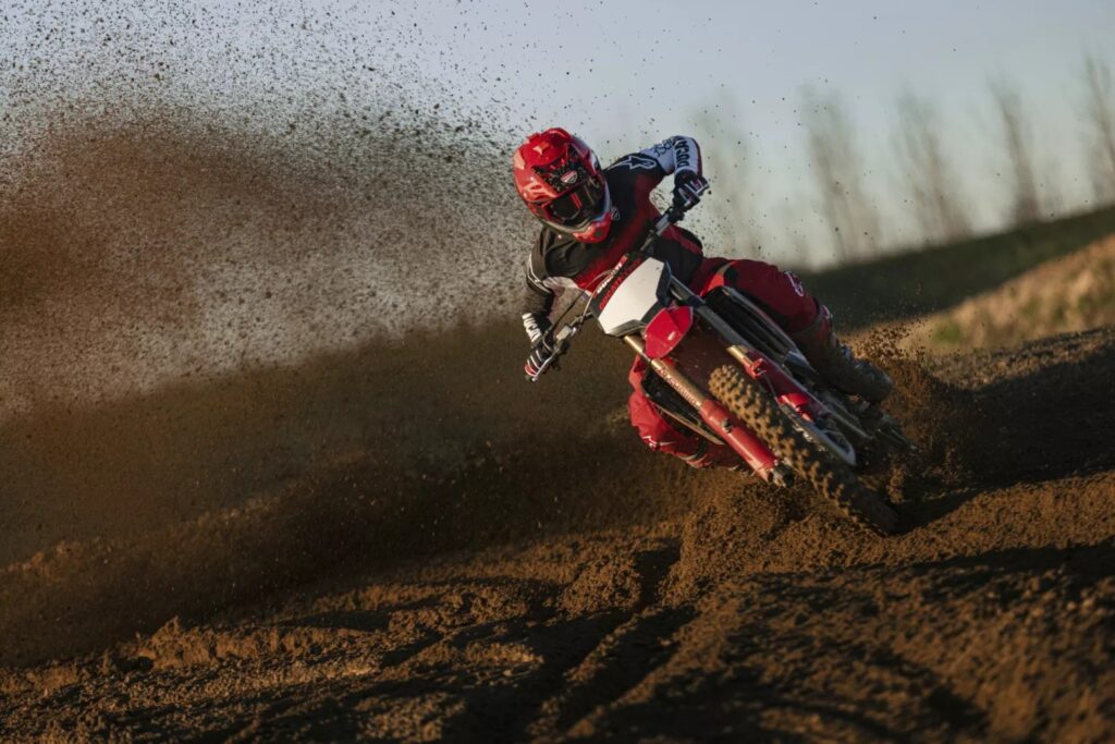 ducati lâche enfin sa cross la plus radicale la desmo450 mx factory plus légère, full akrapovic et prête à gagner tous les départs en grille en 2026 5