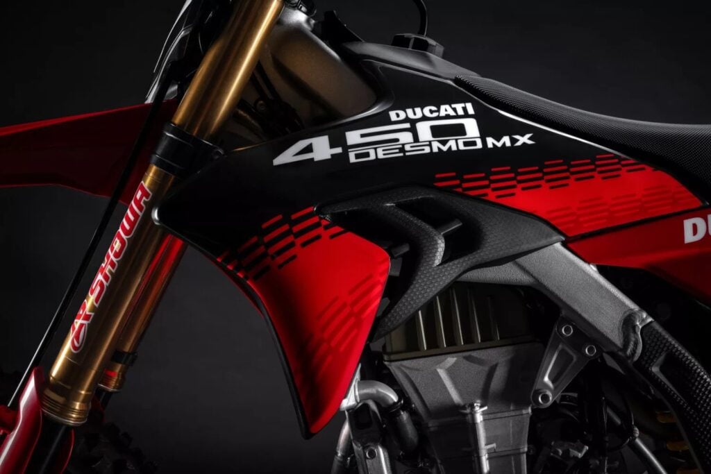ducati lâche enfin sa cross la plus radicale la desmo450 mx factory plus légère, full akrapovic et prête à gagner tous les départs en grille en 2026 6