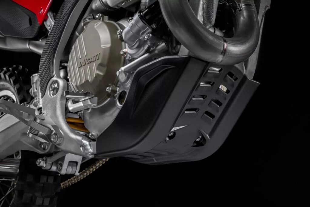 ducati lâche enfin sa cross la plus radicale la desmo450 mx factory plus légère, full akrapovic et prête à gagner tous les départs en grille en 2026 7