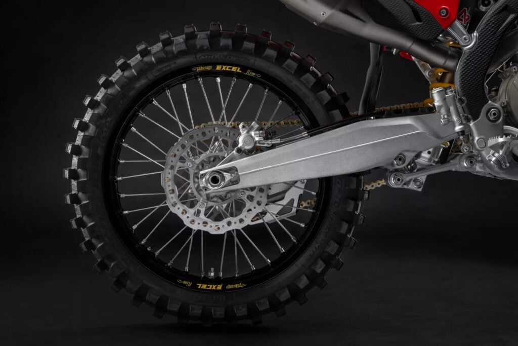 ducati lâche enfin sa cross la plus radicale la desmo450 mx factory plus légère, full akrapovic et prête à gagner tous les départs en grille en 2026 8