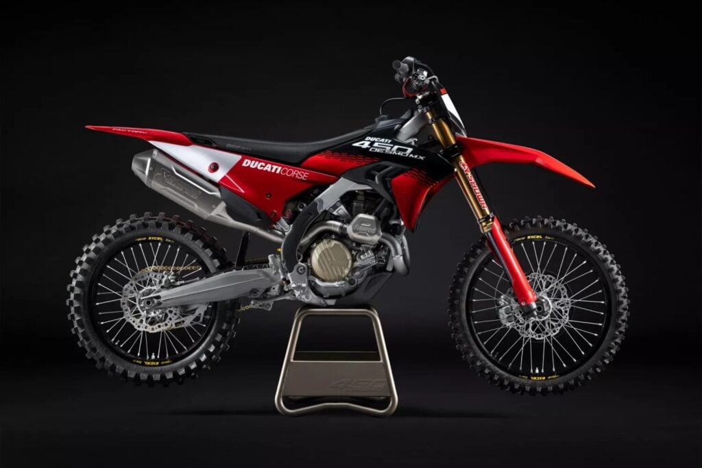 ducati lâche enfin sa cross la plus radicale la desmo450 mx factory plus légère, full akrapovic et prête à gagner tous les départs en grille en 2026 9
