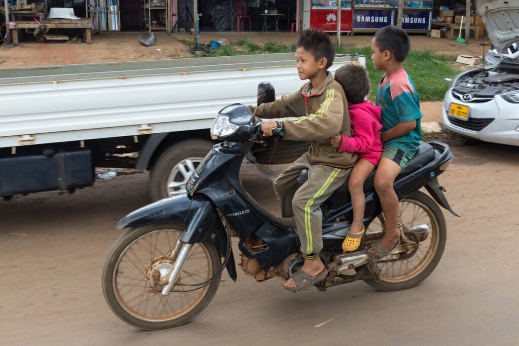 en thaïlande, la loi interdit aux enfants de conduire des motos mais une règle “sacrée” les protège des policiers 1