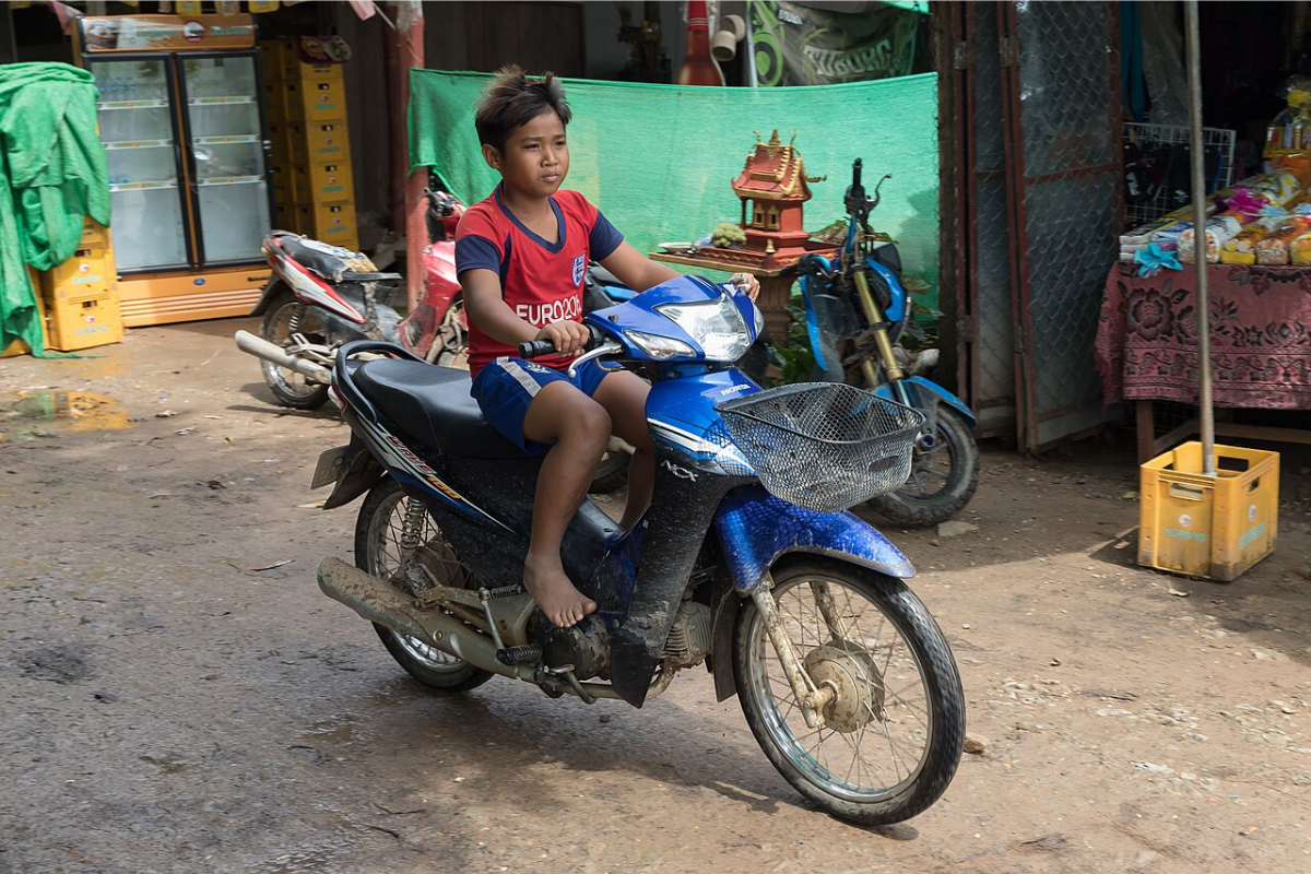 en thaïlande, la loi interdit aux enfants de conduire des motos mais une règle “sacrée” les protège des policiers