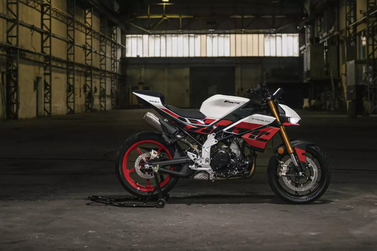 endettée de plus de 130 millions d’euros, fantic sort la stealth 500 ce roadster ultra léger veut prouver que la marque n’a pas dit son dernier mot