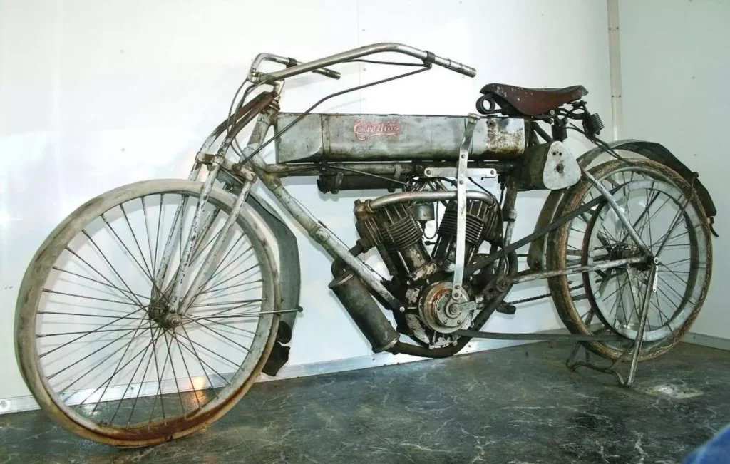 il y a 100 ans, ils ont mis un v8 d’avion sur une simple bicyclette cette “moto” folle flirtait avec les 200 kmh sans frein moderne 5