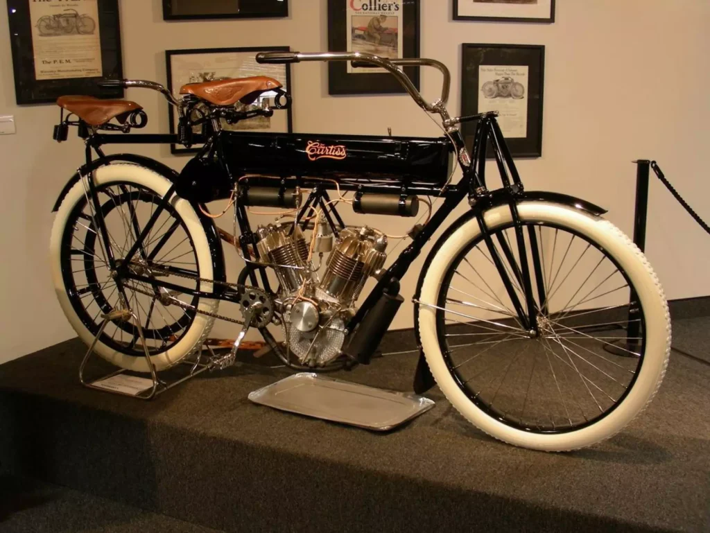 il y a 100 ans, ils ont mis un v8 d’avion sur une simple bicyclette cette “moto” folle flirtait avec les 200 kmh sans frein moderne 6