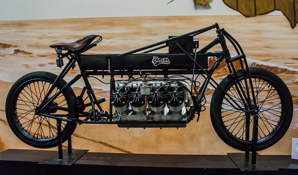 il y a 100 ans, ils ont mis un v8 d’avion sur une simple bicyclette cette “moto” folle flirtait avec les 200 kmh sans frein moderne 7
