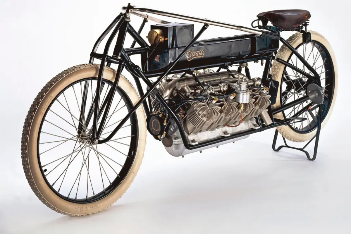 il y a 100 ans, ils ont mis un v8 d’avion sur une simple bicyclette cette “moto” folle flirtait avec les 200 kmh sans frein moderne