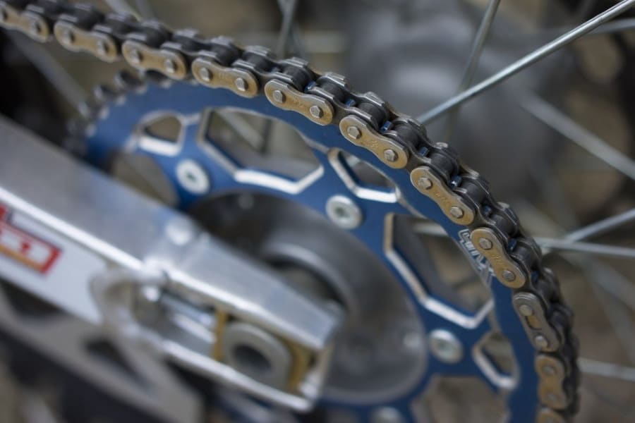 Marre d’une moto molle au démarrage ? Ce simple ajustement de transmission la rend plus nerveuse en 30 minutes, sans reprogrammation ni échappement racing