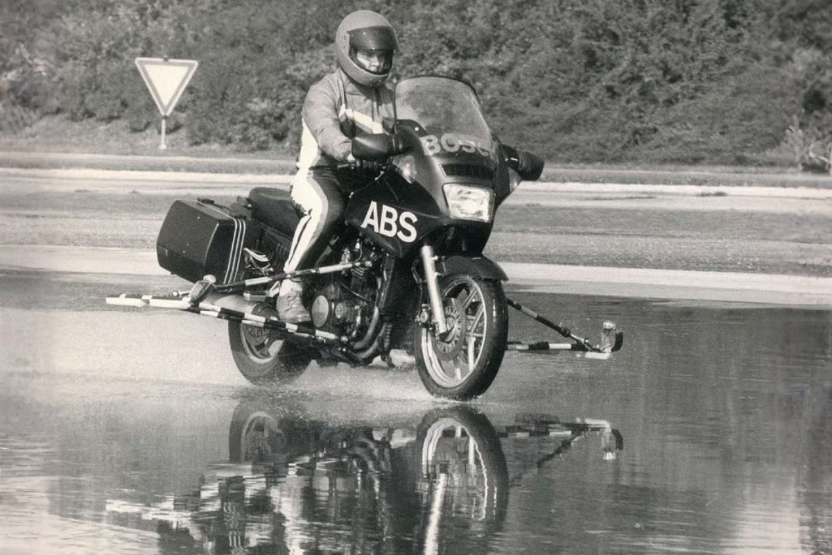 le japon se moquait de l’abs moto allemand dans les années 90 30 ans plus tard, bosch et ktm lui ont mis une claque que plus personne n’ose contester
