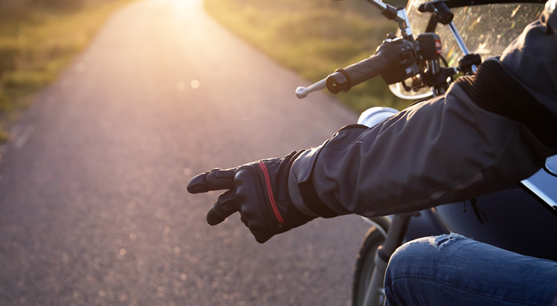le v des motards ce salut que tu prends pour un simple délire entre bikers cache 700 ans d’histoire et un message bien plus profond 3