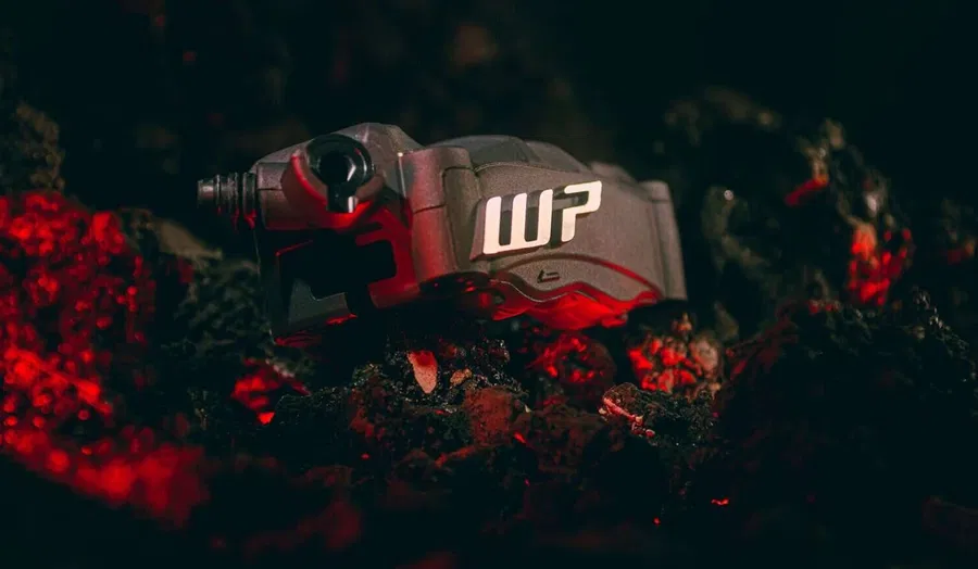 les motos de demain freineront elles encore avec brembo un nouveau géant arrive pour offrir des arrêts plus courts et plus sûrs 2