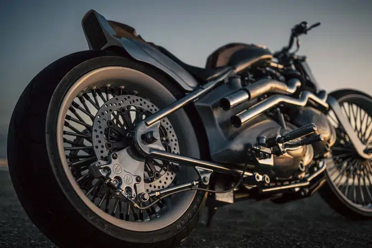 on est à peine en 2026 et royal enfield a déjà créé un monstre cette chopper vita assemble deux moteurs de classic 650 pour un bloc de 1 300 cm³ totalement irrationnel 2