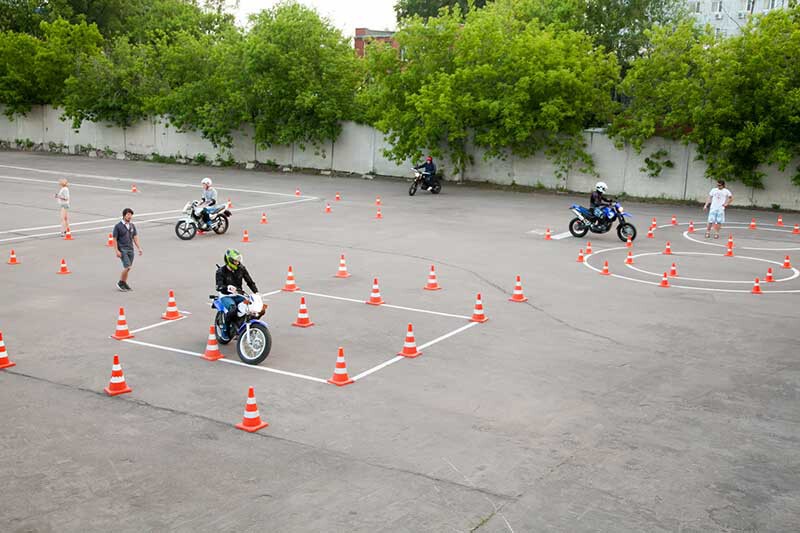 permis moto en russie, un seul examen sur circuit suffit pour conduire toutes les cylindrées, là où l’europe impose des années d’attente 1