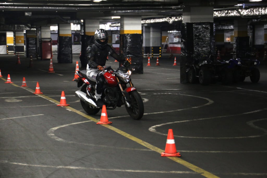 permis moto en russie, un seul examen sur circuit suffit pour conduire toutes les cylindrées, là où l’europe impose des années d’attente 2