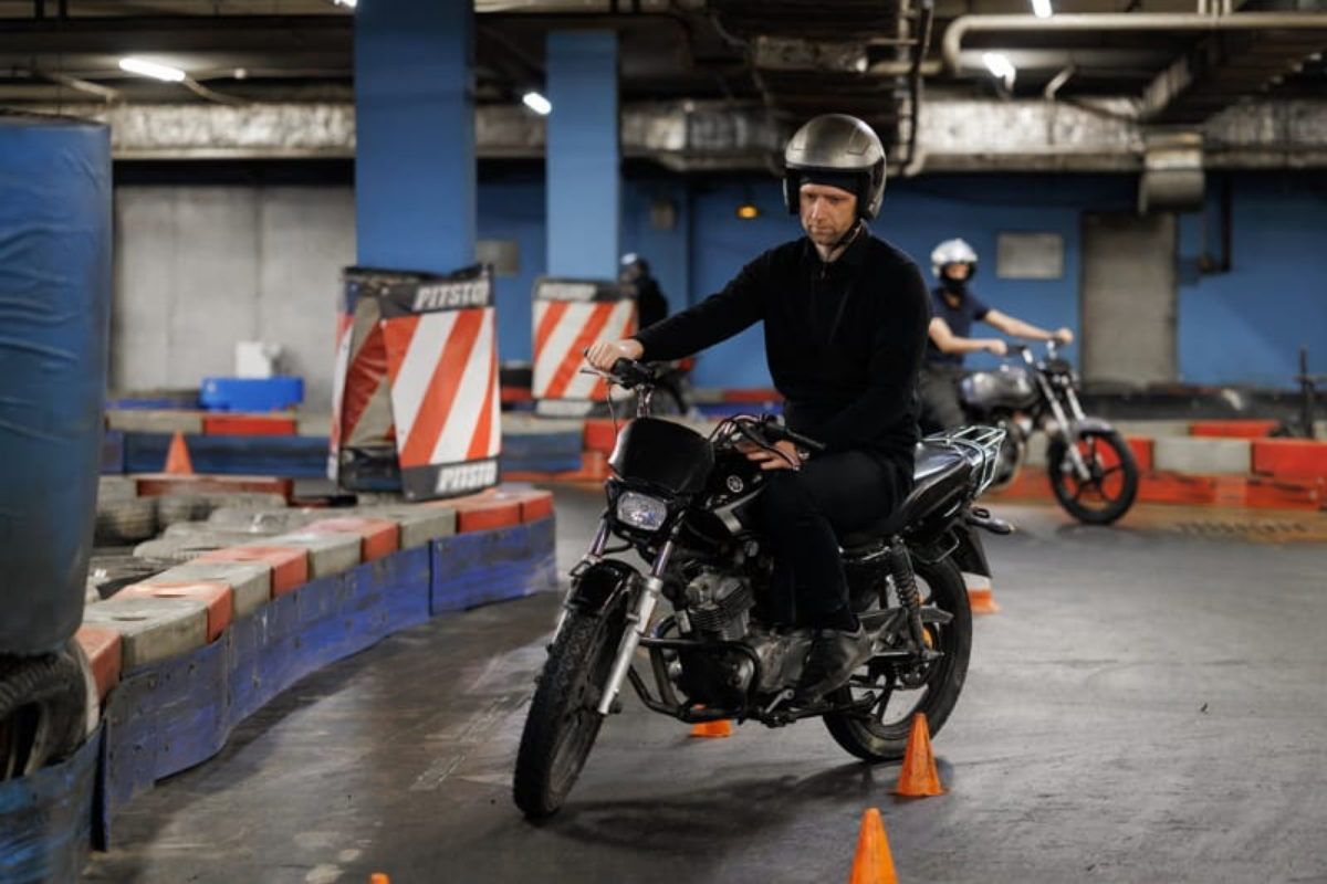 permis moto en russie, un seul examen sur circuit suffit pour conduire toutes les cylindrées, là où l’europe impose des années d’attente
