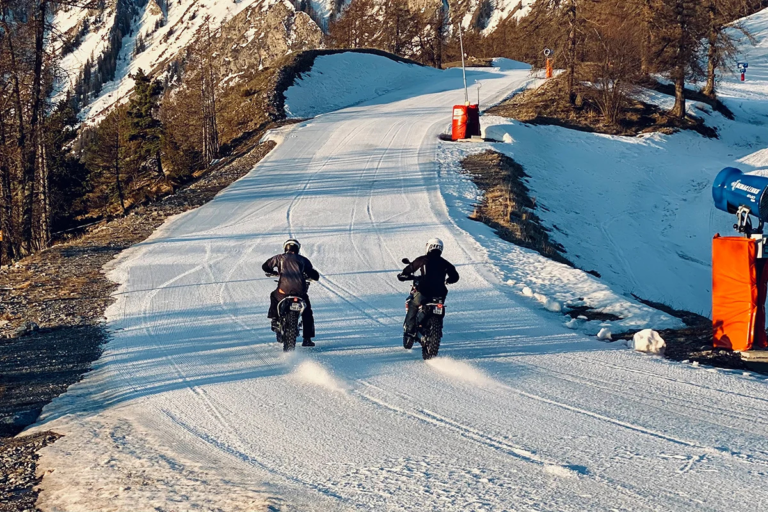 rouler l’hiver quand la route est blanche les 12 réflexes que les motards pros appliquent pour rester debout sur la neige et le verglas