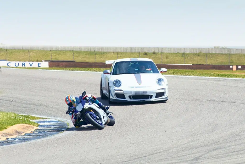 “une moto ne fera jamais le poids face à une 911 gt3” ce tour de nürburgring en yamaha r1 fait exploser ce cliché en 9 minutes de vidéo 2