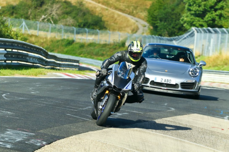 “une moto ne fera jamais le poids face à une 911 gt3” le tour de nürburgring en yamaha r1 fait exploser ce cliché en 9 minutes de vidéo