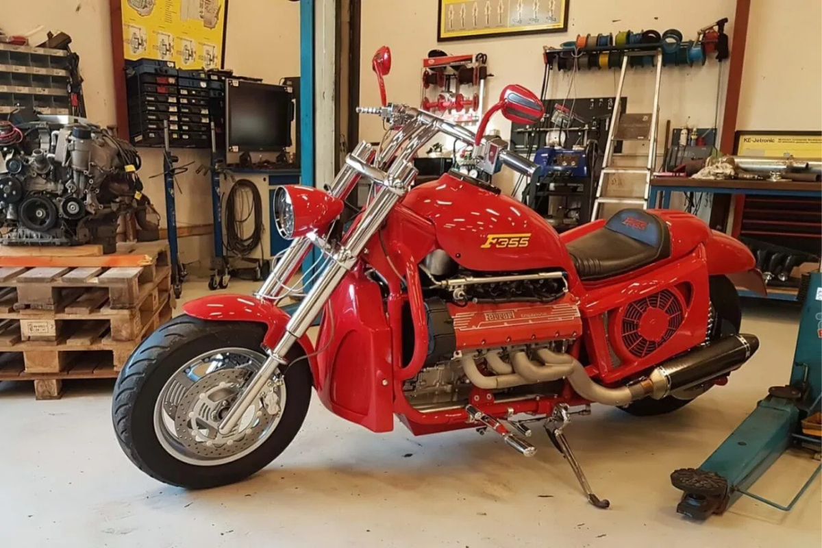 une seule moto ferrari v8 circule sur route, et elle ne vient pas de maranello l’incroyable projet de deux amis qui ont dompté un moteur de f355