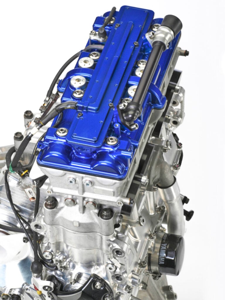 yamaha tourne enfin la page du quatre cylindres en ligne le v4 de motogp annonce une r1 de route méconnaissable à l’horizon 2027 2