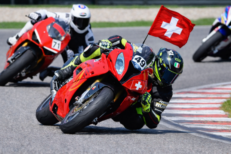 71 ans sans départ lancé ni drapeau à damier la Suisse tourne enfin la page du bannissement des circuits, et le monde du motorsport retient son souffle
