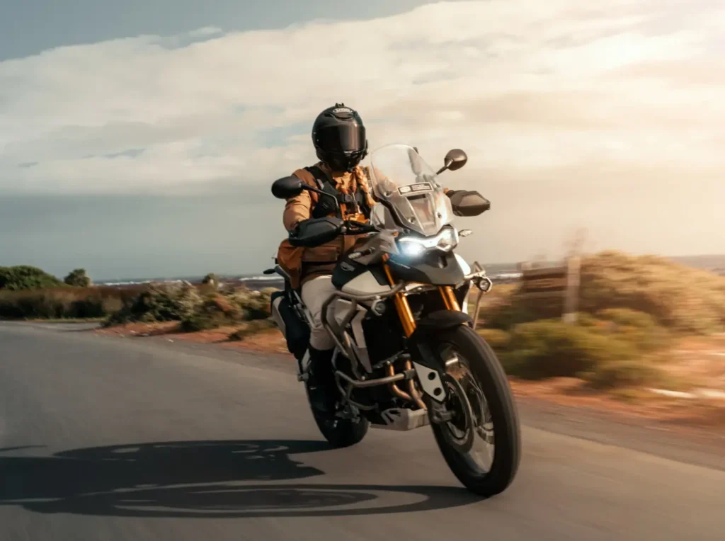 ce mythe sur le frein moteur pourrit les discussions entre motards depuis des années non, il n’est pas dangereux par nature, sauf si ces deux mauvaises habitudes en descente sont combinées 1