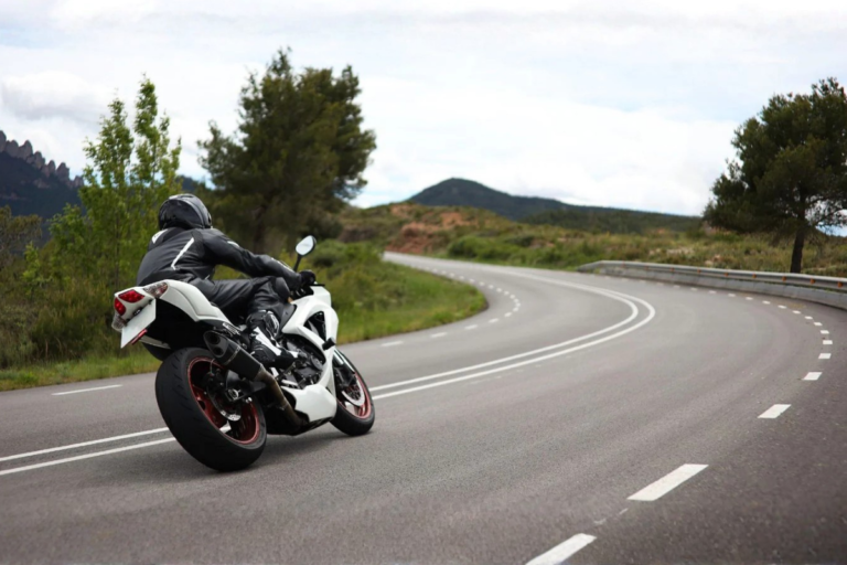 ce mythe sur le frein moteur pourrit les discussions entre motards depuis des années non, il n’est pas dangereux par nature, sauf si ces deux mauvaises habitudes en descente sont combinées