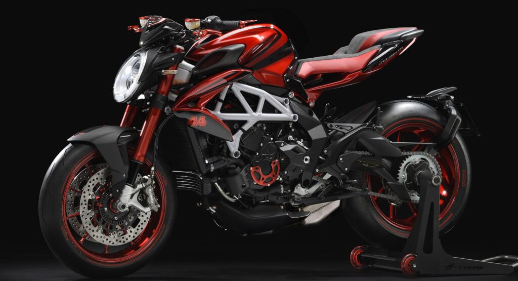 ce pilote de f1 cache une double vie de motard un garage à plus de 120 000 € et des mv agusta qu’il a lui même dessinées 1
