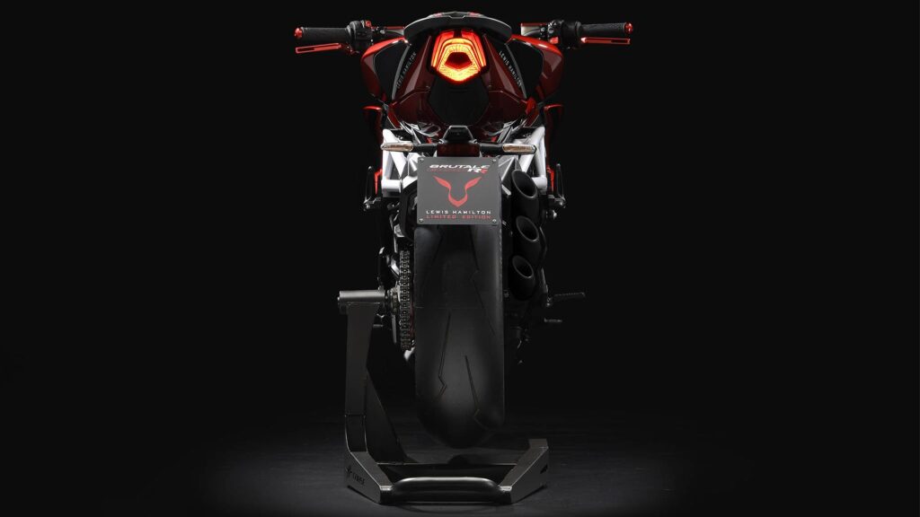 ce pilote de f1 cache une double vie de motard un garage à plus de 120 000 € et des mv agusta qu’il a lui même dessinées 10