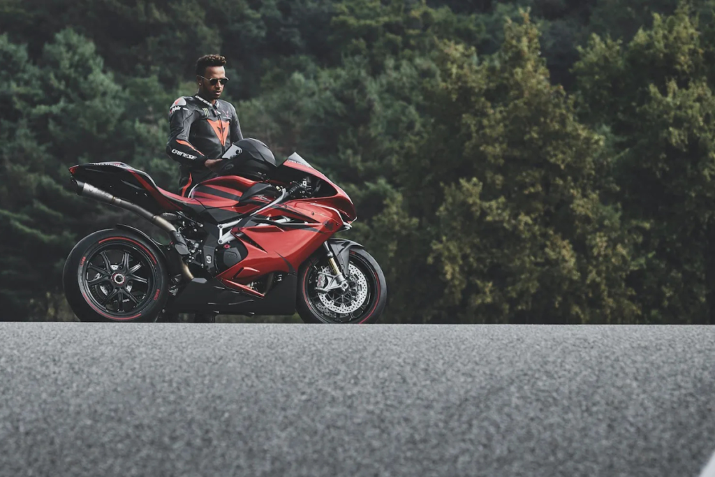 ce pilote de f1 cache une double vie de motard un garage à plus de 120 000 € et des mv agusta qu’il a lui même dessinées