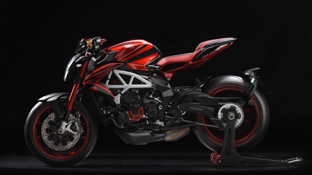ce pilote de f1 cache une double vie de motard un garage à plus de 120 000 € et des mv agusta qu’il a lui même dessinées 12