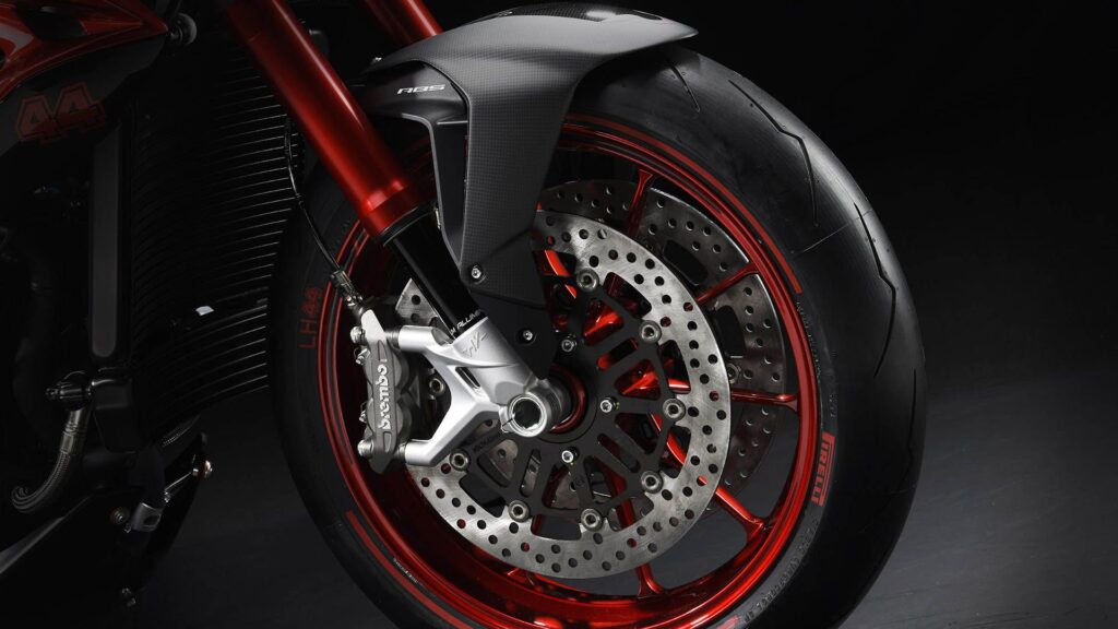 ce pilote de f1 cache une double vie de motard un garage à plus de 120 000 € et des mv agusta qu’il a lui même dessinées 2