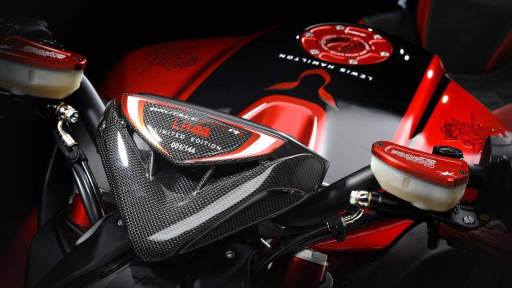 ce pilote de f1 cache une double vie de motard un garage à plus de 120 000 € et des mv agusta qu’il a lui même dessinées 3