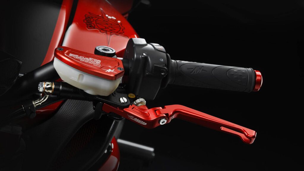 ce pilote de f1 cache une double vie de motard un garage à plus de 120 000 € et des mv agusta qu’il a lui même dessinées 5