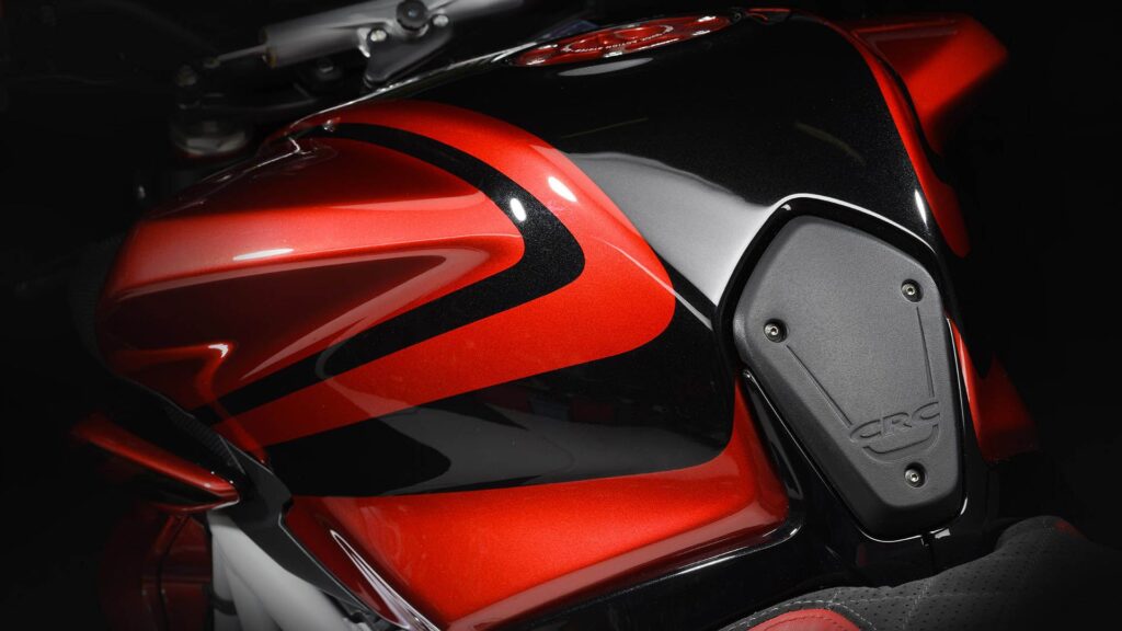 ce pilote de f1 cache une double vie de motard un garage à plus de 120 000 € et des mv agusta qu’il a lui même dessinées 6