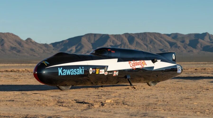 ce “submersible” à deux temps a pulvérisé la barre des 480 kmh en 1975 la silver bird et la lightning bolt, motos les plus folles de l’histoire, vont enfin changer de propriétaire 3