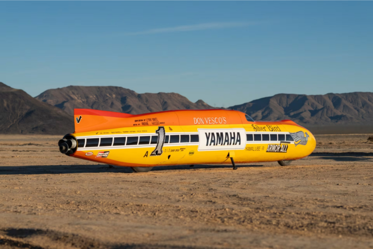 ce “submersible” à deux temps a pulvérisé la barre des 480 kmh en 1975 la silver bird et la lightning bolt, motos les plus folles de l’histoire, vont enfin changer de propriétaire