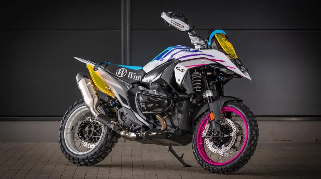 c’est le kit qui arrête enfin de mentir sur la bmw r1300 gs wunderlich la désosse, remonte la selle, relève l’échappement et en fait la vraie moto de rallye que les pubs promettent depuis des années 4