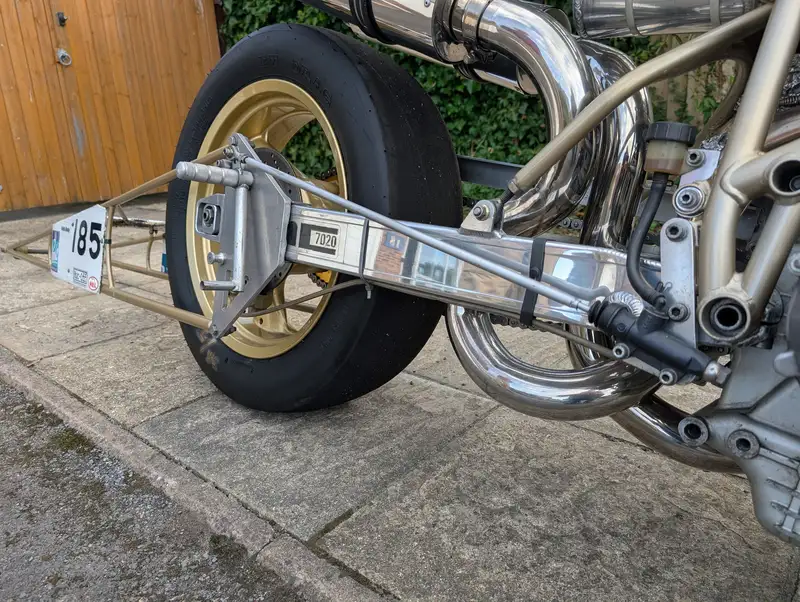 cette ducati 916 transformée en dragster, mélange des pièces d’aprilia 125 et pourrait partir aux enchères pour le prix d’une moto d’occasion 11