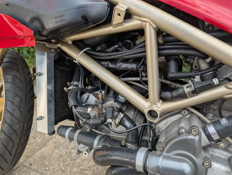 cette ducati 916 transformée en dragster, mélange des pièces d’aprilia 125 et pourrait partir aux enchères pour le prix d’une moto d’occasion 12