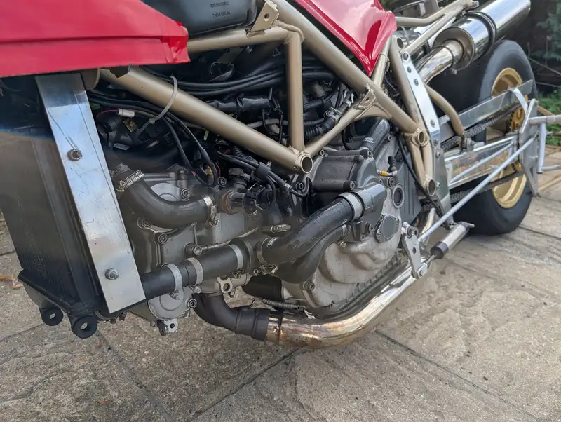 cette ducati 916 transformée en dragster, mélange des pièces d’aprilia 125 et pourrait partir aux enchères pour le prix d’une moto d’occasion 15